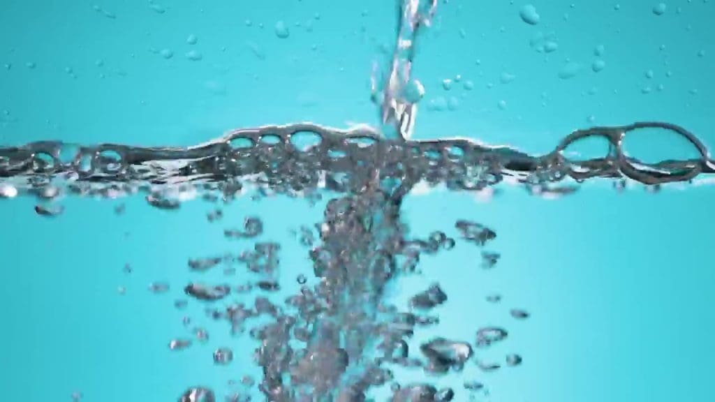 Réduire sa facture d’eau avec une bouteille dans la chasse d’eau